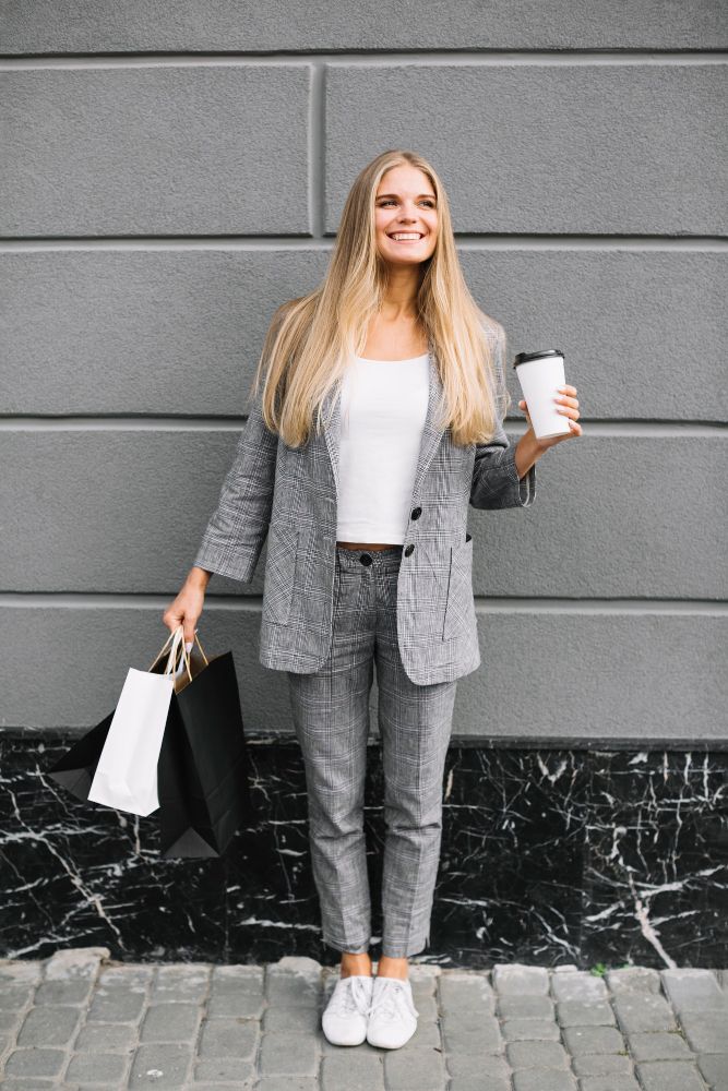 Co pasuje do szarych spodni