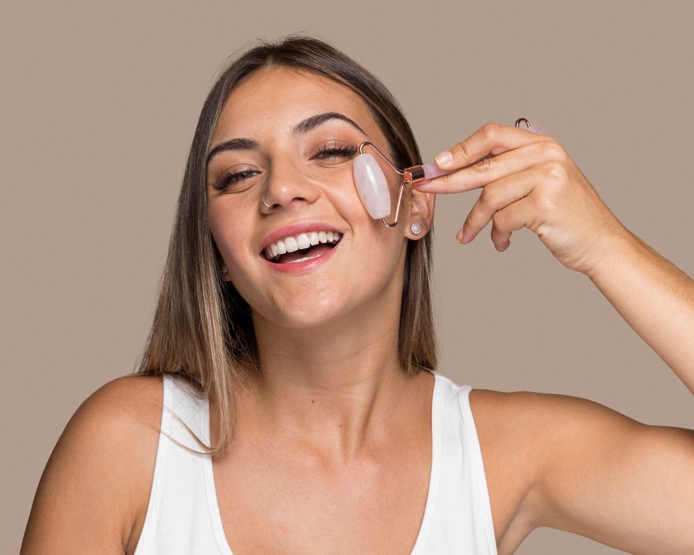 Jak używać rollera pod oczy