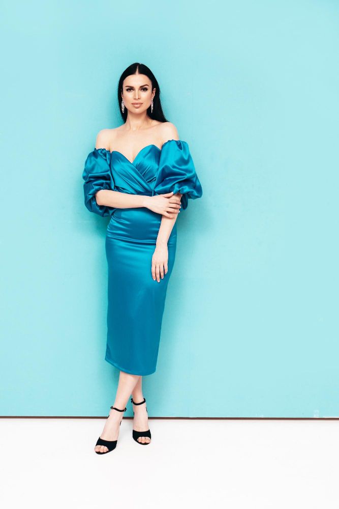 Jakie buty do niebieskiej sukienki