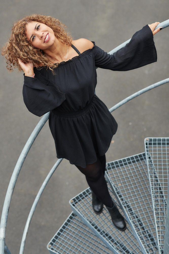 Jakie rajstopy do czarnej sukienki