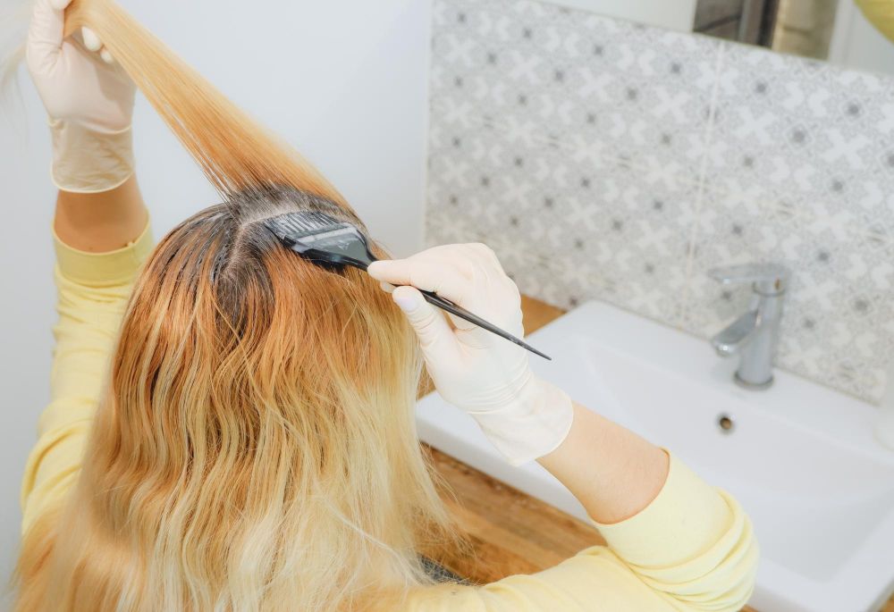 Zmywanie farby do włosów ze skóry