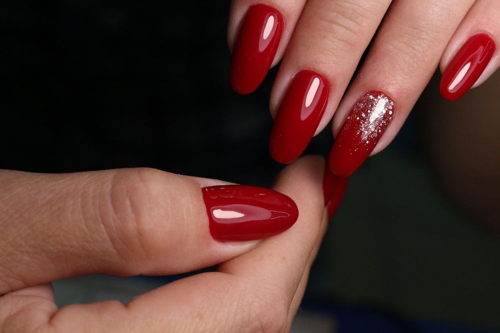 Ciemnoczerwone paznokcie z wzorem