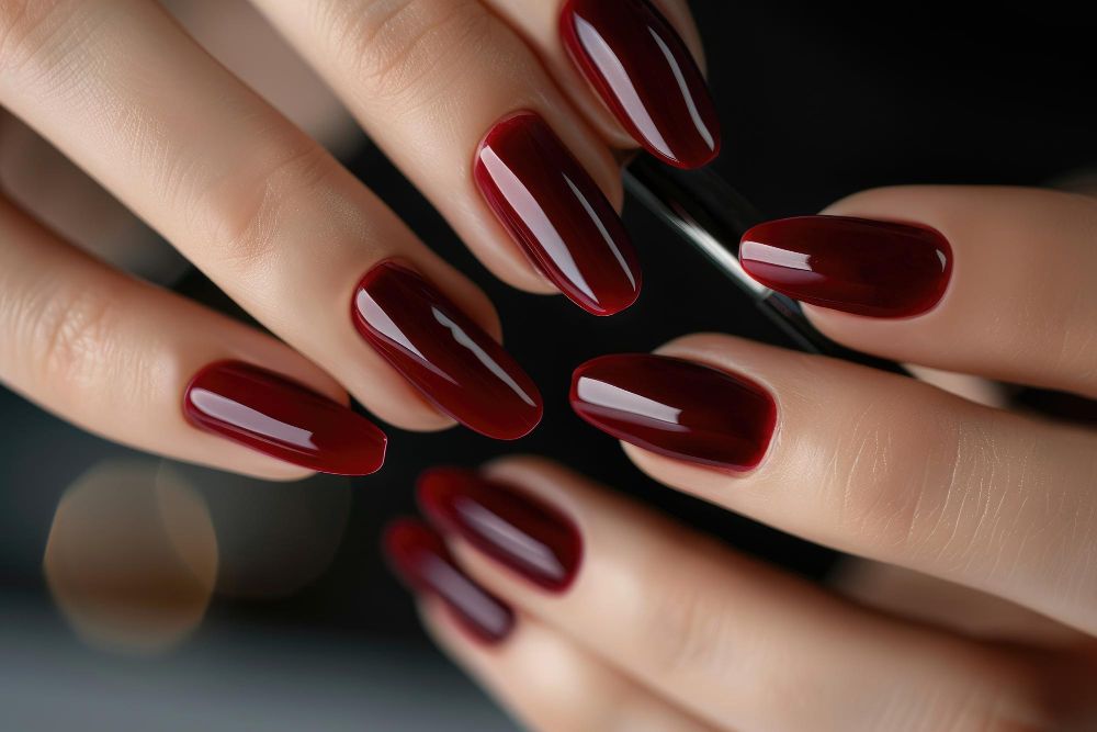 Ciemnoczerwone paznokcie