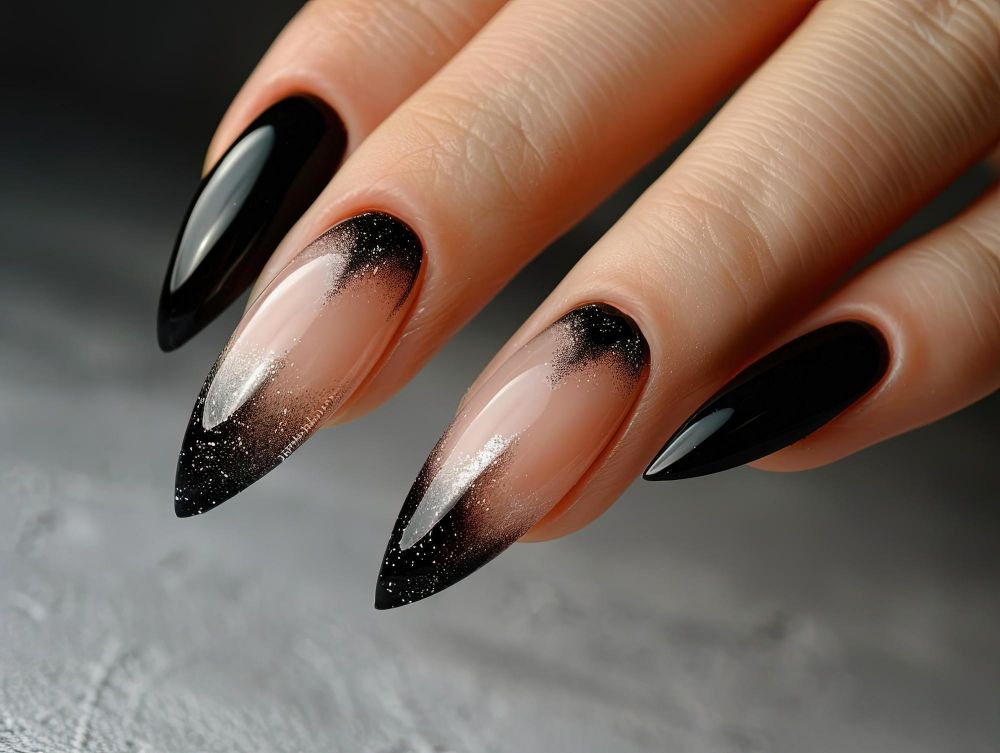 Paznokcie czarne z brokatem beżowe