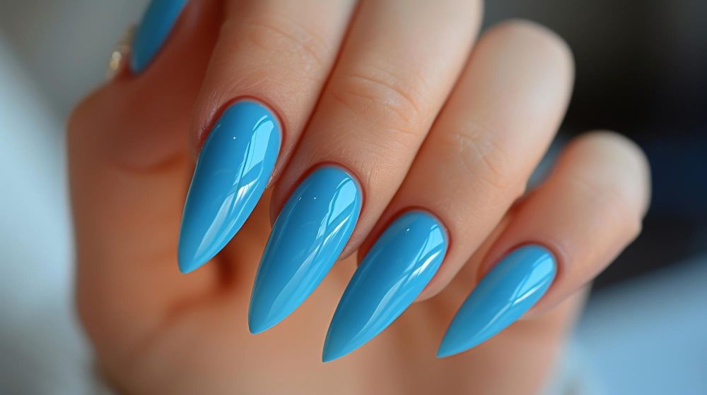 Błękitne długie paznokcie