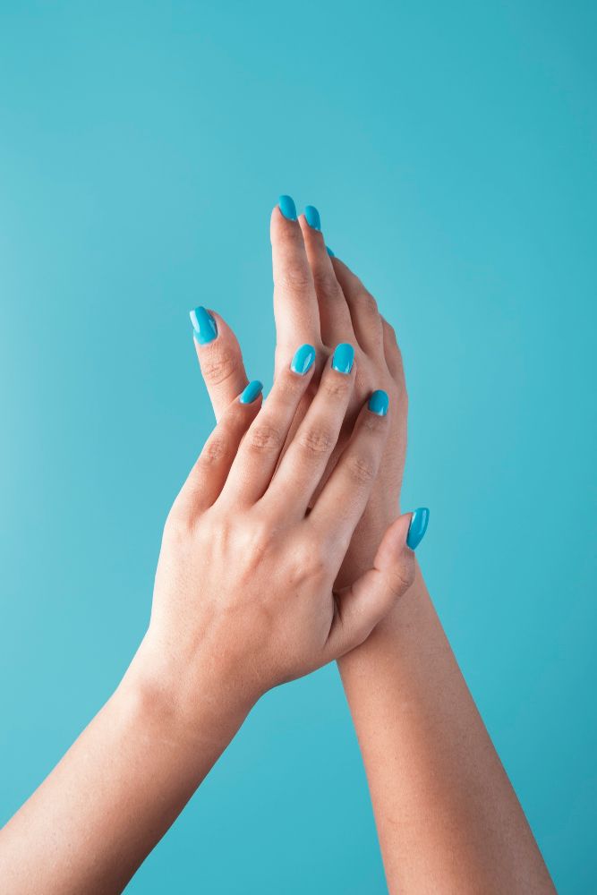 Błękitne paznokcie