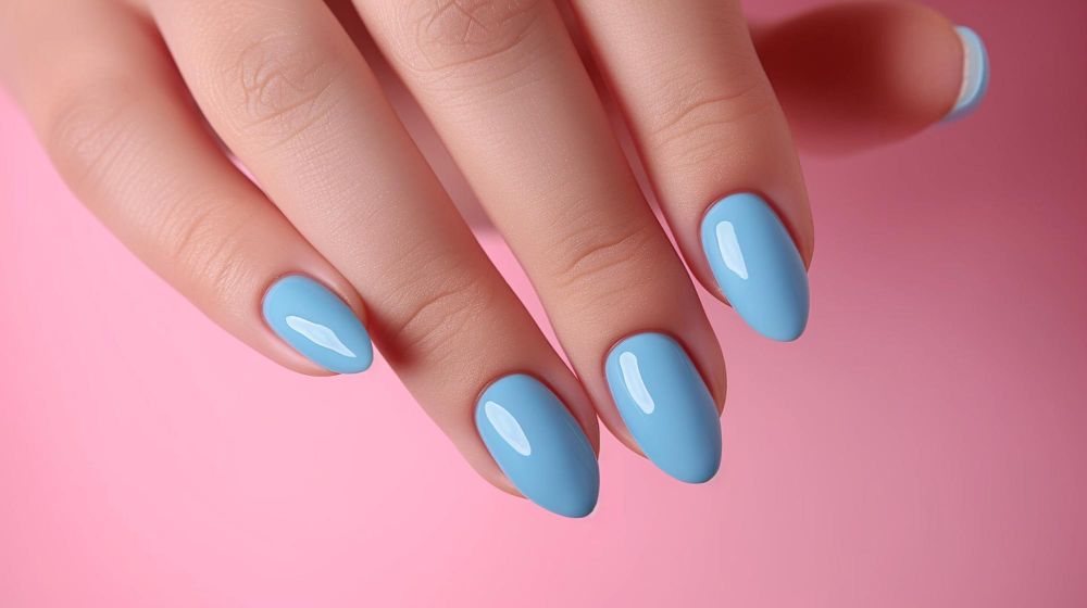 Błękitne paznokcie hybrydy