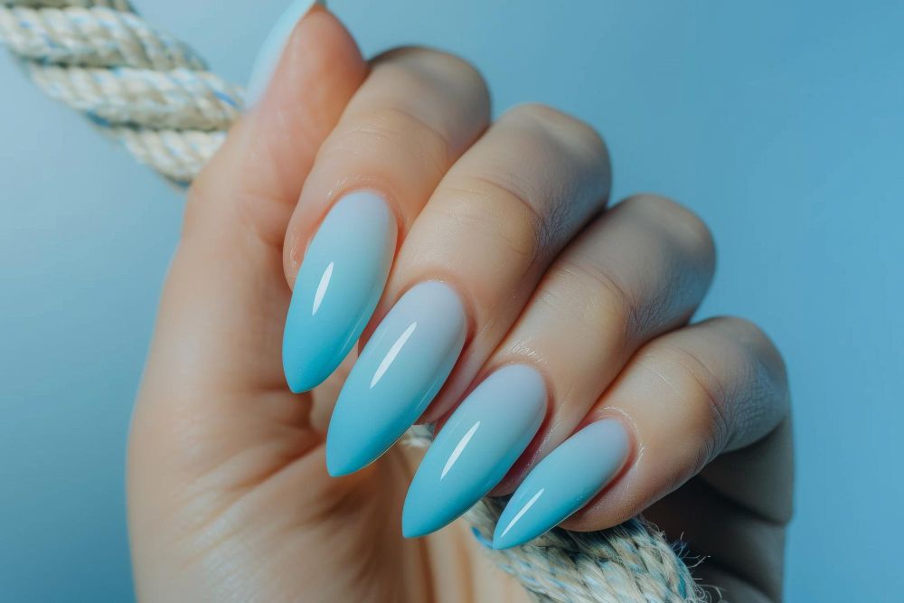 Niebieskie błękitne paznokcie
