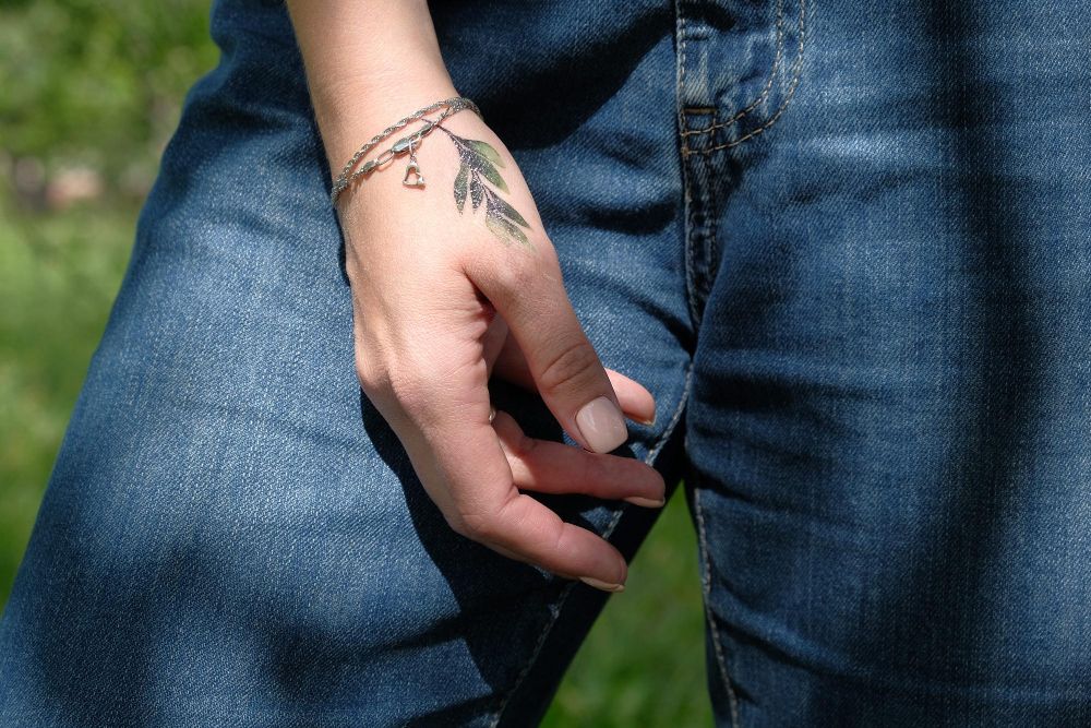 Delikatne tatuaże damskie na dłoni