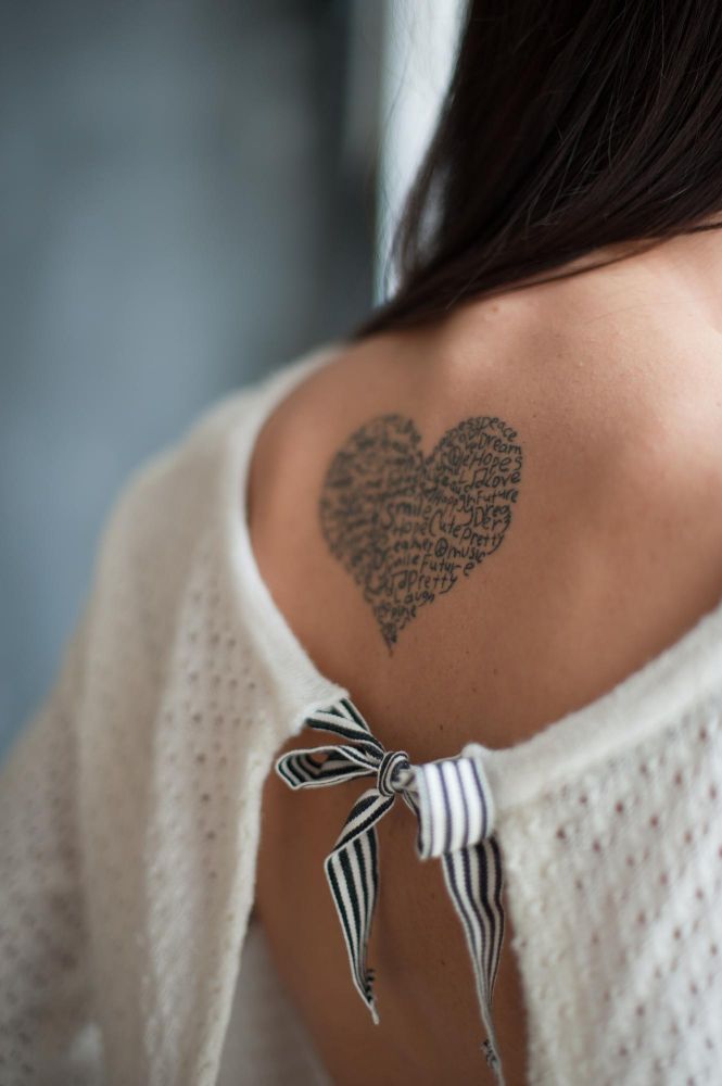 Delikatne tatuaże damskie na plecach