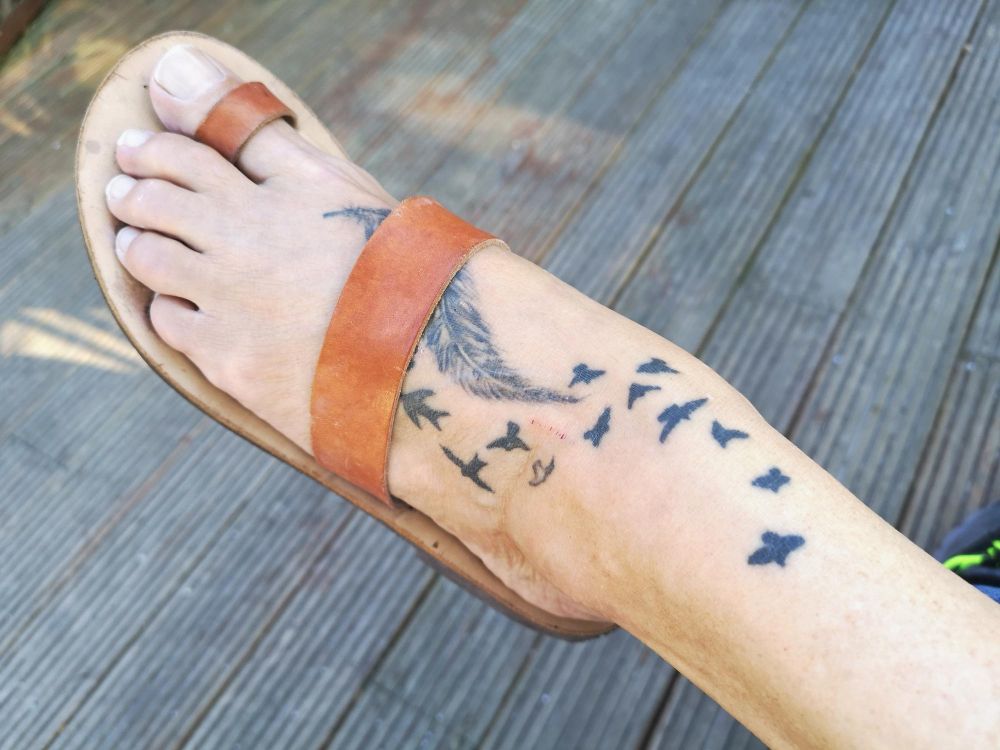 Delikatne tatuaże damskie na stopie