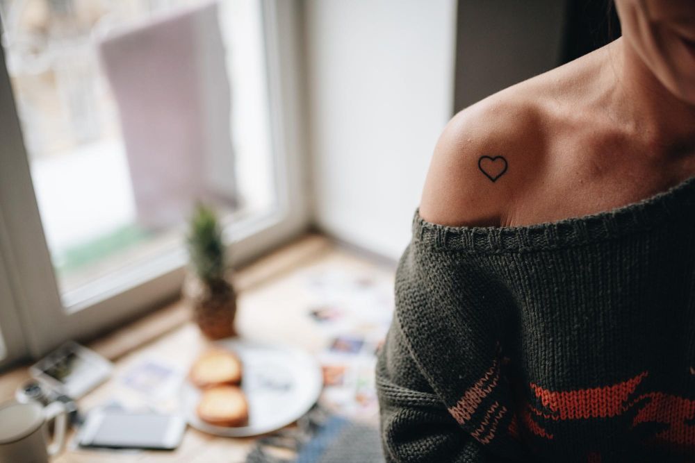 Delikatny tatuaż damski na ramieniu