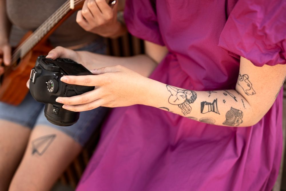 Delikatny tatuaż damski w formie rękawa