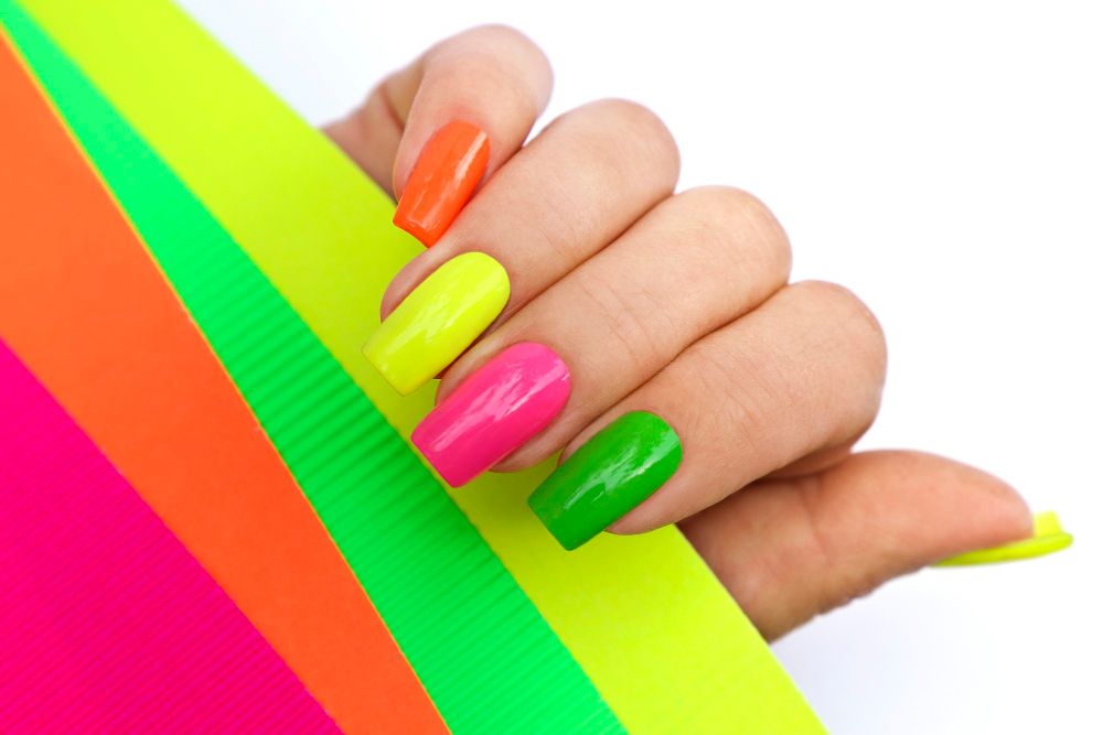 Paznokcie wiosenne neonowe