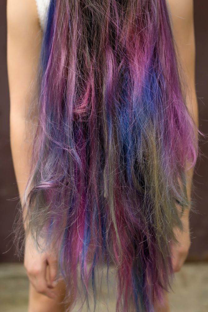 Farbowane włosy bibułą