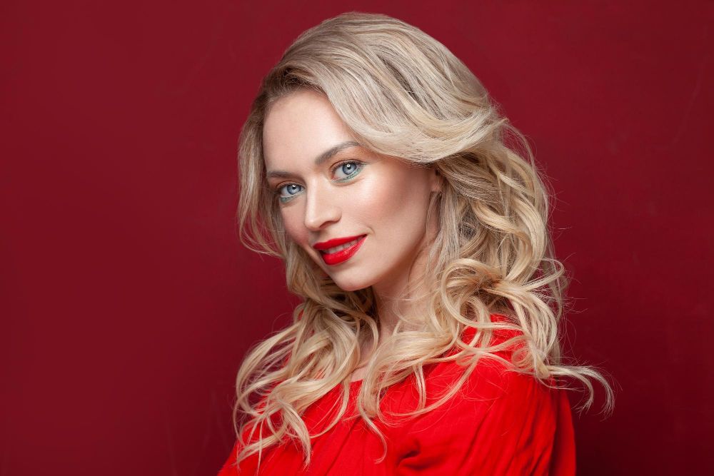 Jak zrobić fale na krótkich włosach bez lokówki