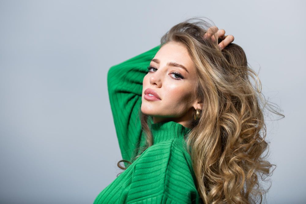 Jak zrobić fale na włosach do ramion