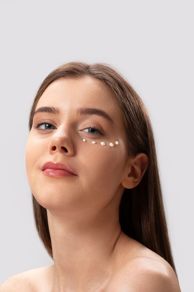 Krem pod oczy niwelujący cienie